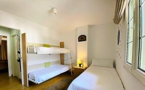 Ένα ή περισσότερα κρεβάτια σε δωμάτιο στο SKI & SNOW APARTMENTOS by TODOSIERRANEVADA - Plaza de Andalucia - Junto a los Telecabinas