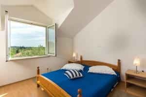 Una cama o camas en una habitación de Apartments Villa Maslina