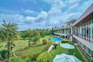 Bazén v ubytování SaffronStays Aqua Vista nebo v jeho okolí