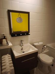 TV y baño con lavabo y aseo. en Appartement Mistral vue imprenable, en Carcassonne 15 fotos más