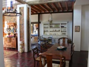 Una cocina y un comedor con mesa y sillas. en Waterval Karoo Guest Farm, en Laingsburg