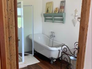 un baño con bañera y ducha de cristal en Waterval Karoo Guest Farm, en Laingsburg 34 fotos más