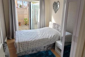Ένα ή περισσότερα κρεβάτια σε δωμάτιο στο Apartment - Sleeps 2 - Parking - Wi-Fi