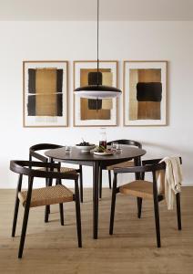 Un comedor con mesa y sillas en MATT - Apartments ' Design-Apartment mit Balkon, en Offenburg