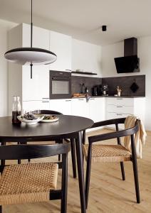 cocina con mesa negra y 2 sillas en MATT - Apartments ' Design-Apartment mit Balkon, en Offenburg