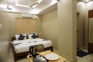 a hotel room with a bed and a table with a table sidx sidx at Stazy Suites Kammanahalli in Bengaluru +69 photos
