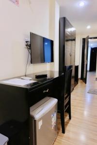 フエにあるHue Canary Boutique Hotelのコンピューターが置かれた机 +17枚の写真
