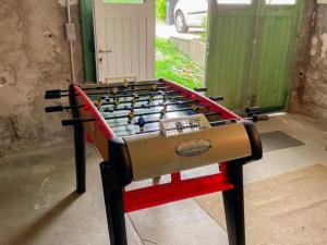 a foosball game on a table in a garage at Gîte proche de Blois, jardins et châteaux, parfait pour vos vacances en famille - FR-1-491-343 in Saint-Gervais-la-Forêt