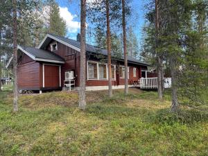 una piccola casa nel bosco con alberi di Levi Isorakka Holiday Cabin Pistotie a Kittilä