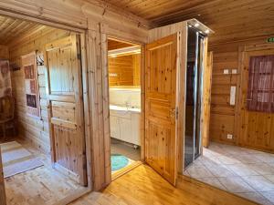 una grande stanza con pareti in legno e un bagno di Levi Isorakka Holiday Cabin Pistotie a Kittilä Altre 21 foto