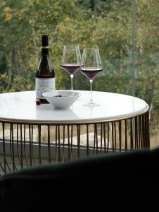 Dos copas de vino y un cuenco sobre una mesa en Gable View, en Holcombe