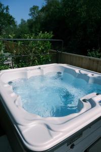 un jacuzzi con agua azul. en Gable View, en Holcombe 21 fotos más