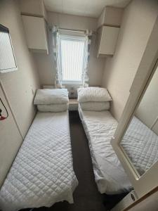 リルにある3 bedroom Lyons robin hood Rhyl CT2の窓のある部屋に二段ベッドが2つある