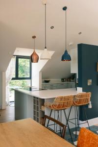 Una cocina con una encimera blanca y algunas luces colgantes. en The Frogs - Cookswood, en Holcombe