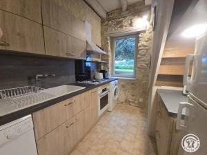Una cocina o cocineta en Gîte périgourdin avec WiFi, jardin, barbecue, proche sites historiques et randonnées - FR-1-616-71 14 fotos más