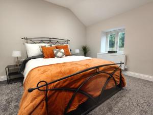 Ένα ή περισσότερα κρεβάτια σε δωμάτιο στο Stylish 2-Bed Home Near A11
