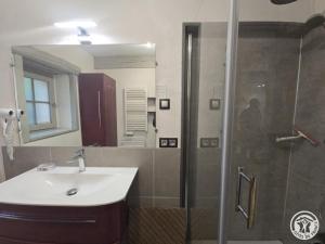 Un baño de Gîte périgourdin avec WiFi, jardin, barbecue, proche sites historiques et randonnées - FR-1-616-71