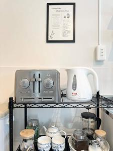 Un estante de cocina con una tostadora y otros electrodomésticos. en 456 Mbps 50tv1 4, en Osaka