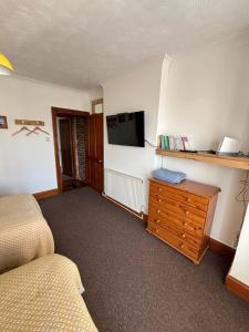 a bedroom with a bed and a tv on a wall at “The Reach” Lovely 2 bed house in Gorleston on Sea in Gorleston-on-Sea