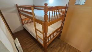 a couple of bunk beds in a room at Orelle 3 Vallées - 2 pièces 5-6 personnes in Orelle