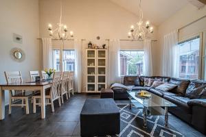 a living room with a couch and a table at Alte Levi Dali by Aavalevi Holidays in Levi +33 photos