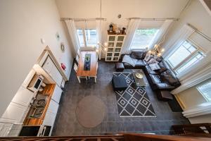 an overhead view of a living room with a couch at Alte Levi Dali by Aavalevi Holidays in Levi