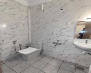 Koupelna v ubytování Hotel Royal Inn Near US Consulate, Apollo Hospitals