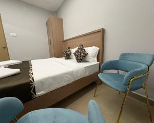 Postel nebo postele na pokoji v ubytování Hotel Royal Inn Near US Consulate, Apollo Hospitals