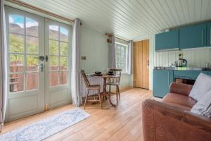 ein Wohnzimmer mit Couch und Tisch in der Unterkunft Juniper Lodge, Coniston, Lake District in Coniston