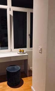 a room with a desk and a blue stool at Modernes und charmantes City-Apartment im Heusteigviertel Schlosserstraße 30 Stuttgart-Süd in Stuttgart