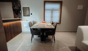 comedor con mesa y sillas y baño en French Boulevard, en Mahe