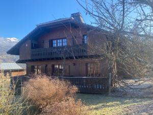una grande casa di legno con tetto a padiglione di Kandahar - 4 bed chalet close to pistes, Morillon a Morillon Altre 11 foto