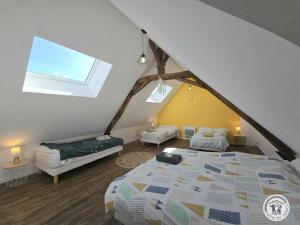 Ένα ή περισσότερα κρεβάτια σε δωμάτιο στο La maison de pierre