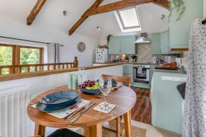 Kuchyň nebo kuchyňský kout v ubytování 1 Bed in Tresmeer oc-t30021