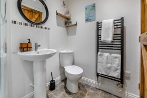 Koupelna v ubytování 1 Bed in Tresmeer oc-t30021 + 17 fotografií