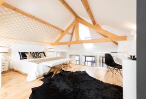 a bedroom with a large white bed and a desk at Oporto Golden Apartment in Porto
