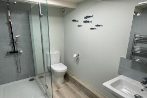 Ванная комната в 3 Bed in Robin Hoods Bay oc-s33129 +61 фотография