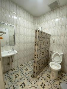 a bathroom with a toilet and a sink at บ้านสามฤดู Baansamruedo in Ban Hin Laem