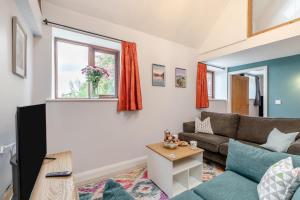 Denstoneにある2 Bed in Prestwood oc-q33072のソファとテレビのあるリビングルーム