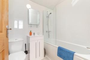 Denstoneにある2 Bed in Prestwood oc-q33072の浴槽と洗面台のある白いバスルーム +9枚の写真