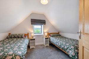Denstoneにある2 Bed in Prestwood oc-q33072の屋根裏部屋 窓付 ベッド2台付