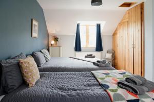 Devils BridgeにあるCambrian Farm House By Birch Staysのベッドルーム1室(ベッド2台付) +24枚の写真