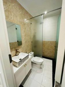 Ένα μπάνιο στο Vạn Phúc City full nội thất ban công 2pn