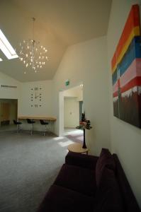 - un salon avec un canapé et un tableau mural dans l'établissement Kings Court Hotel, à Alcester