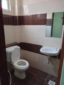 een badkamer met toilet en wastafel bij Mtwapa Luxurious Residence with Pool B1M in Mombasa +3 foto's