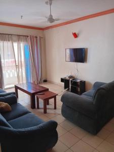 Una televisión o centro de entretenimiento en Mtwapa Luxurious Residence with Pool B1M