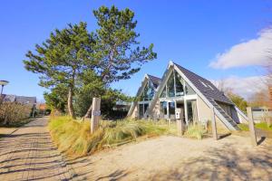a small house on the side of a dirt road at Sandy 25 in Callantsoog