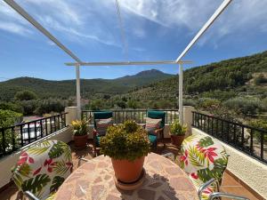 Nespecifikovaný výhled na hory nebo výhled na hory při pohledu z prázdninového domu