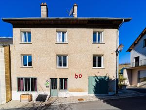 Un gran edificio de ladrillo con la palabra "go" escrita en él. en Le Grand Gîte - Gites BO, en Saint-Romain