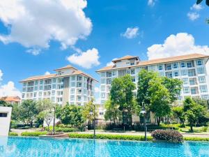 edificio aominio con piscina di fronte di Harmony Resort Hotel a Chiang Mai